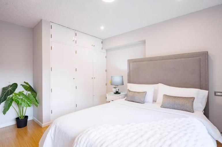 Oceanfront Larcomar Apartment *